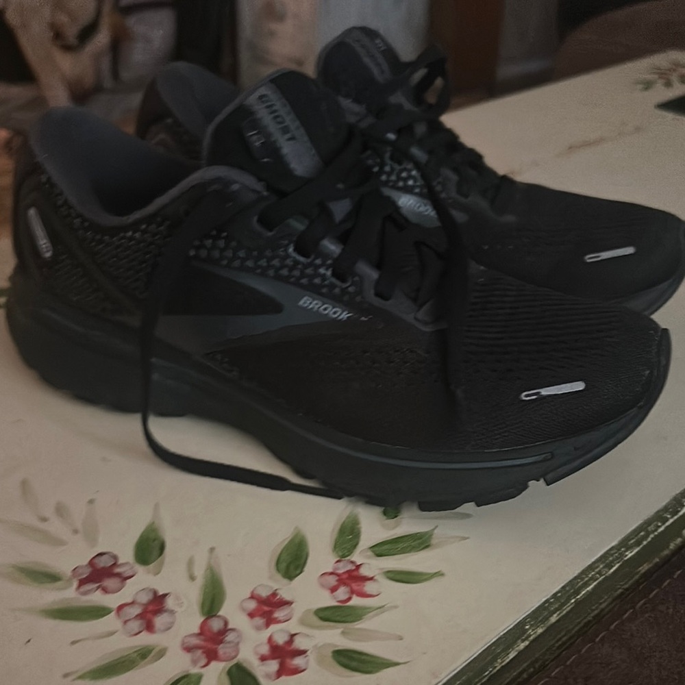 Womens Brooks Black Running Shoes, size 8.5